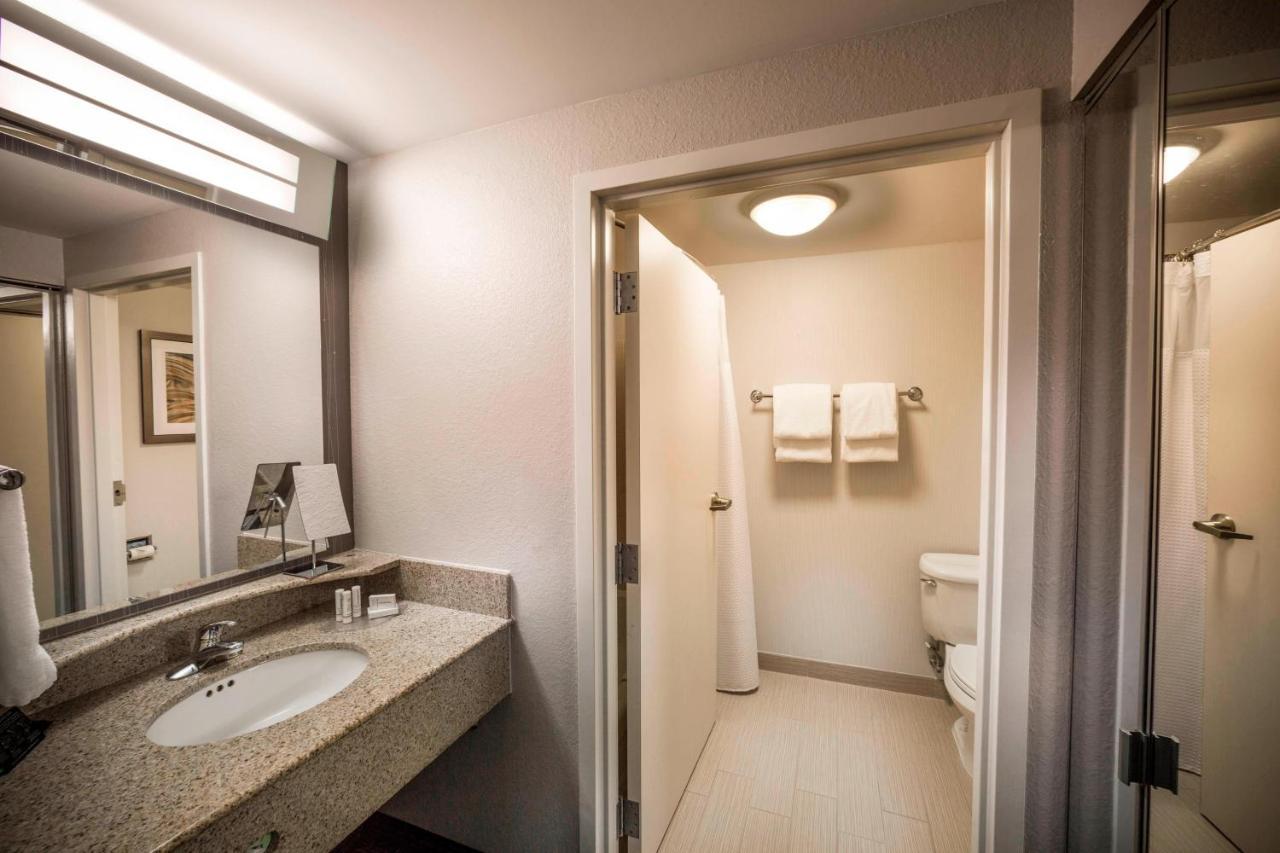 Courtyard By Marriott Norfolk Downtown Hotel Exterior foto