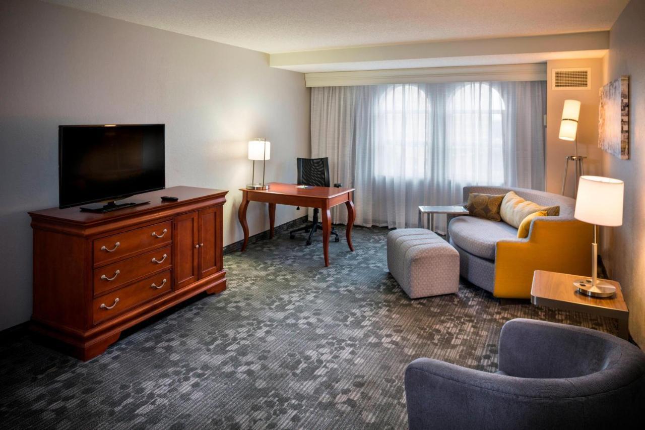 Courtyard By Marriott Norfolk Downtown Hotel Exterior foto