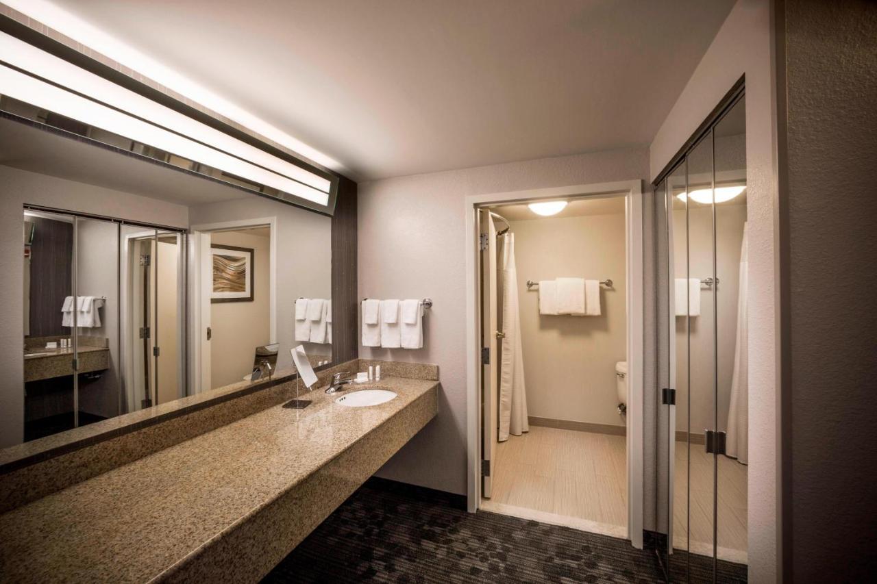 Courtyard By Marriott Norfolk Downtown Hotel Exterior foto