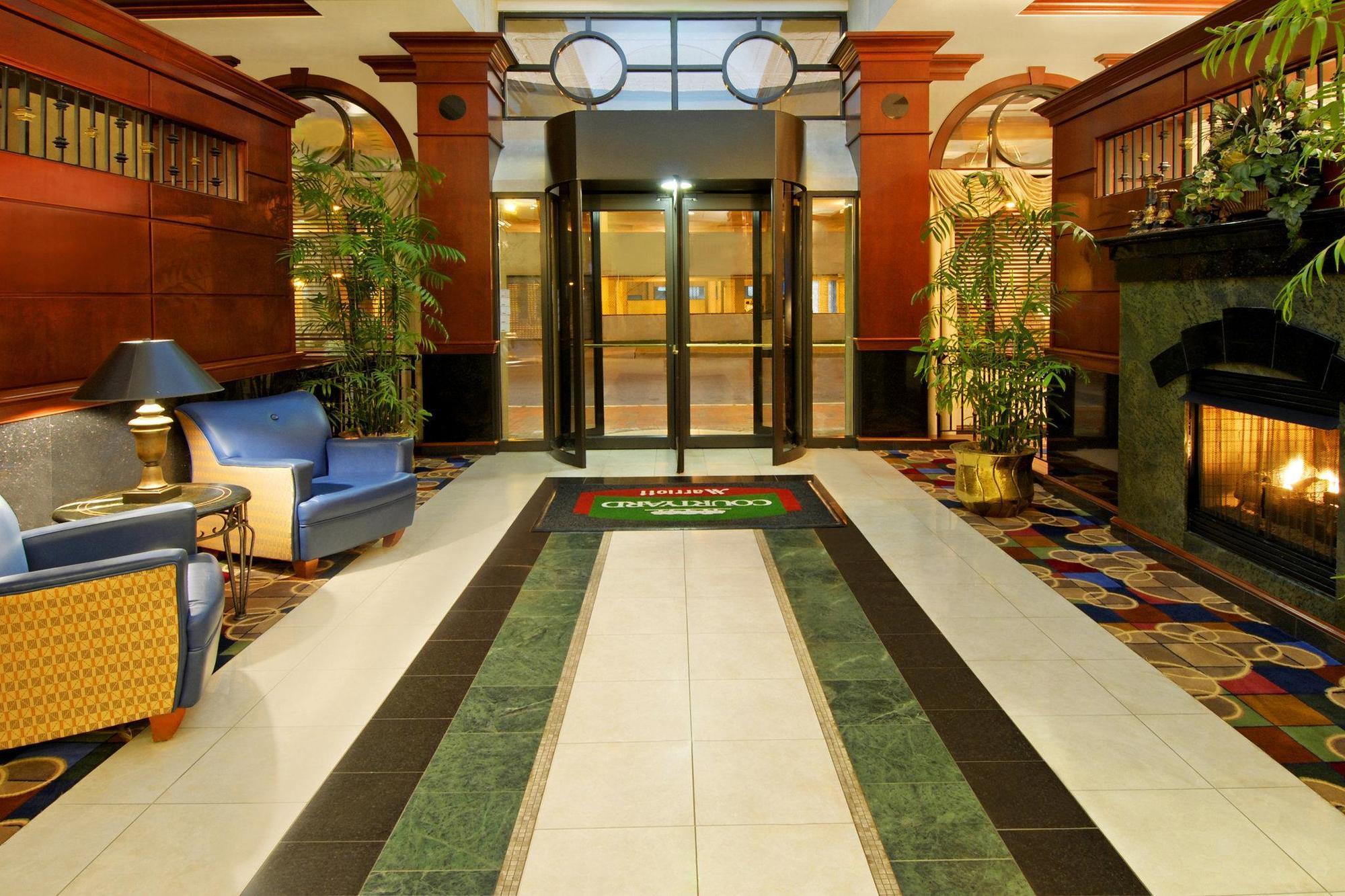 Courtyard By Marriott Norfolk Downtown Hotel Exterior foto